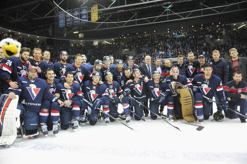Spoločná snímka hráčov a realizačného tímu HC Slovan Bratislava po štvrtom stretnutí  1. kola play off KHL  HC Slovan Bratislava - CSKA Moskva.