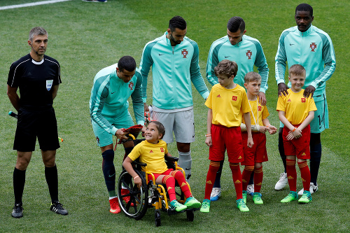 Cristiano Ronaldo (32) urobil radosť dievčatku na vozíku.