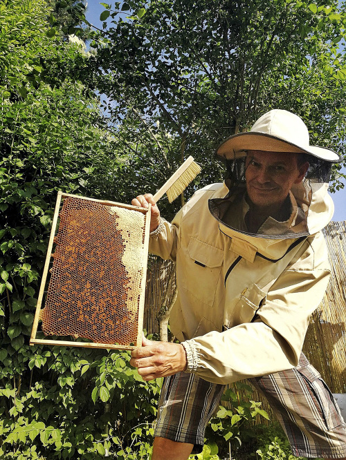 Hospodár Nikodým: Včelárstvo ho fascinuje. Venuje sa mu už rok a vlastný med si nevie vynachváliť.