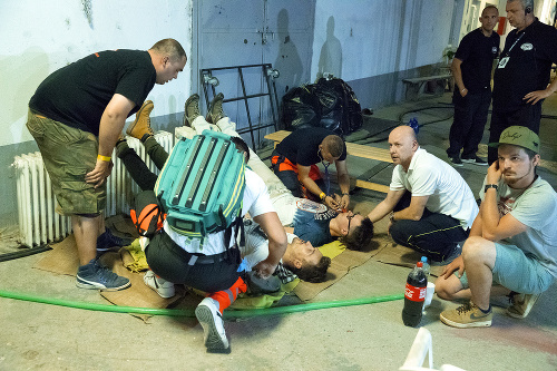 Súťažiaci boli cez prestávky v zákulisí pod prísnym dozorom záchranárov.