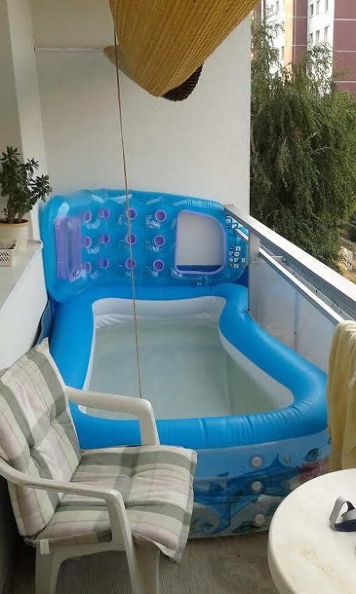 Slávka si na balkóne v Piešťanoch rozložila bazén.