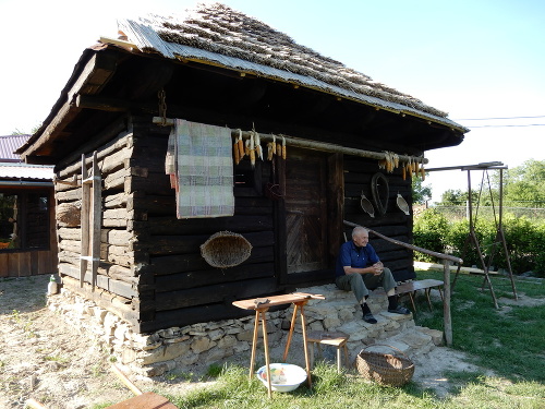 Stavba zhotovená bez klincov asi v roku 1917 pochádza z obce Matiaška (okr. Vranov). Po dohode s majiteľom ju rozobral a znovu postavil na svojom pozemku.