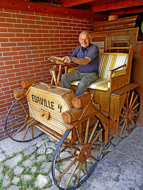 Eduard Adam toto drevené auto zhotovil vlastnoručne.