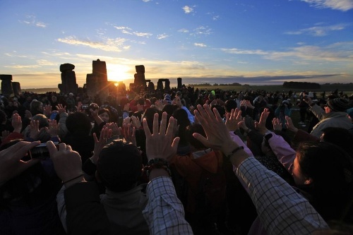 Ľudia tancujú počas osláv letného slnovratu, najdlhšieho dňa v roku, v anglickom Stonehenge.