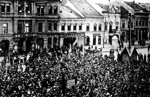 Balkón radnice, z ktorého vyhlásili 16. júna 1919 Slovenskú republiku rád.
