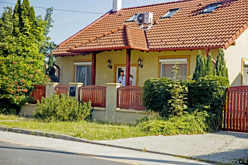 Fotograf Nového Času zachytil moderátora pri odchode z nového bydliska.