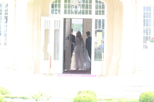 Na zlomok sekundy bolo vidieť aj Viktora a Adelu v svadobných šatách.