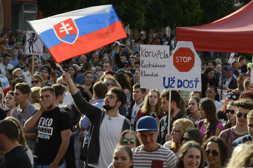 Účastníci protestu proti korupcii na Hlavnej ulici v Prešove