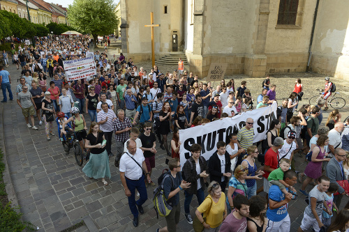 Účastníci protestu proti korupcii na Hlavnej ulici v Prešove