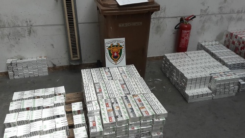 Colníci našli v aute s ukrainskými evidenčným číslami 156-tisíc  nelegálnych cigariet. 