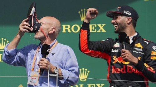 Daniel Ricciardo (vpravo) naučil tiež herce Patricka Stewarta piť z topánky.