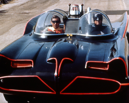Robin (vľavo) s Batmanom v Batmobile.