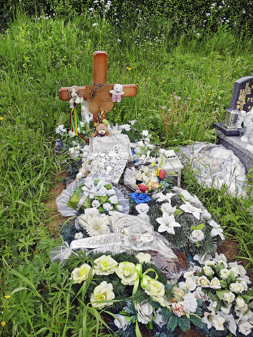 Šimonko († 9) má hrob na cintoríne obsypaný hračkami.