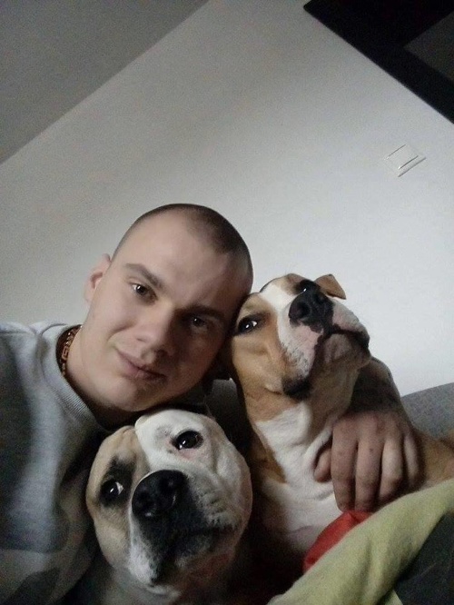 Jakub († 21) so svojimi milovanými psíkmi.