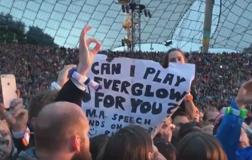 Fanúšik prišiel na koncert s plagátom: 
