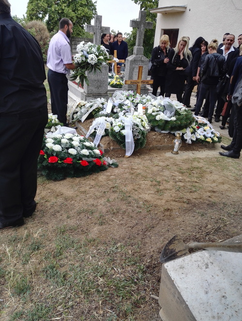 Mariana († 33) pochovali v stredu na cintoríne v Čiernom Brode.