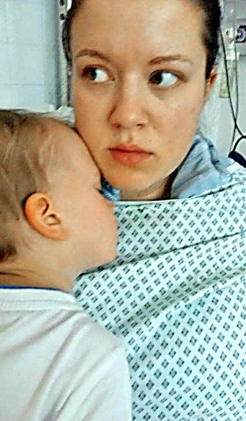 Posledná fotografia chlapčeka v náručí mamy v nemocnici.