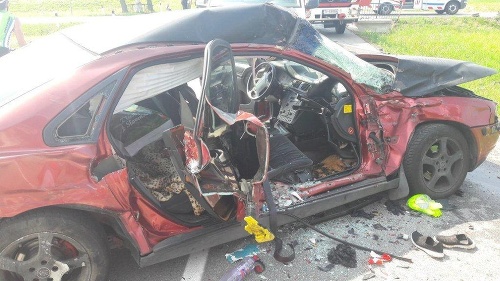 V tomto osobnom aute sa zranili dvaja ľudia. 