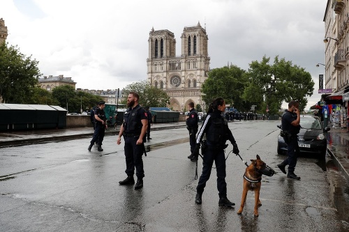 Priestranstvo pred katedrálou Notre Dame uzavrela polícia.
