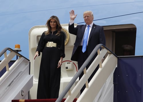 Americký prezident Donald Trump a prvá dáma vystupujú z prezidentského špeciálu po prílete na medzinárodné letisko Kráľa Chálida v Rijáde.