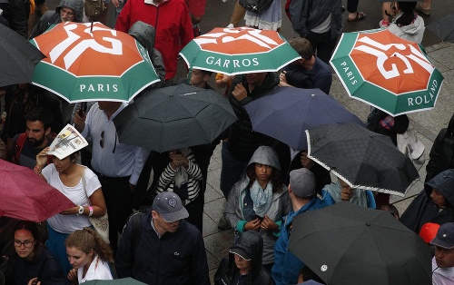 Dáždniky sú teraz povinnou výbavou na Roland Garros.