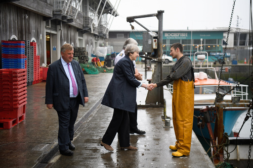 Britská premiérka navštívila ľudí priamo v ich práci.