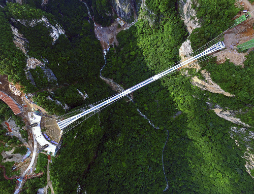 Najväčší sklenený most v Zhangjiajie.