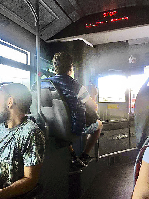 Neznámy chlap jazdí v autobuse č. 83 a obtiera sa o ženy.