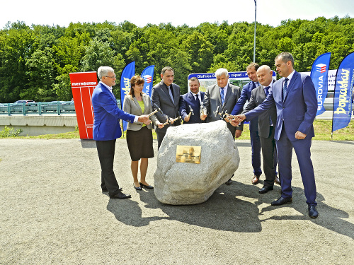 Minister dopravy Árpád Érsek (v strede) poklepal základný kameň aj s primátorkou Andreou Turčanovou.