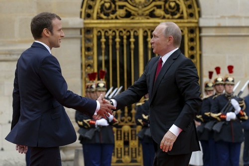 Putin si podal ruky s Macronom. Chce tak napraviť vzťahy so Západom.