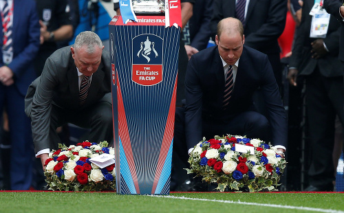 Princ William si uctil obete počas zápasu FA Cupu.