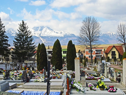 Martina Hurajta († 28) pochovali na cintoríne, ktorý susedí s domom, v ktorom býval.