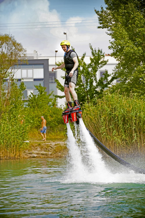 Na flyboard si môže trúfnuť aj začiatočník. Dôležité je len udržiavať rovnováhu.