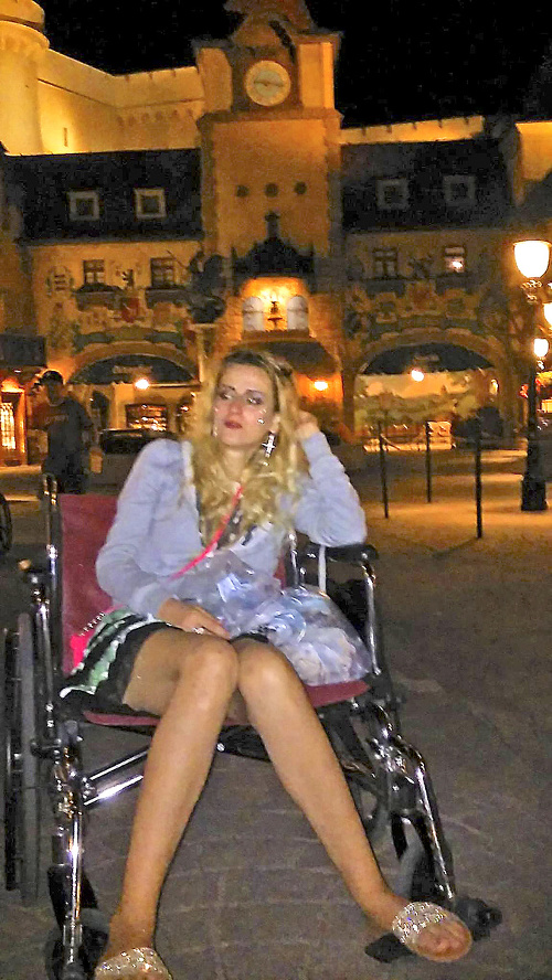 Vychudnutá speváčka predviedla divný tanec a neskôr sa usadila na invalidný vozík. 