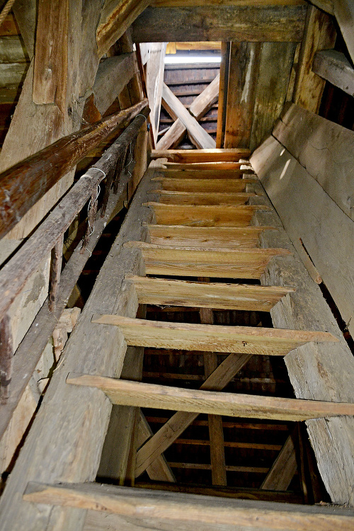 Do veže vedú strmé schody z dreva.