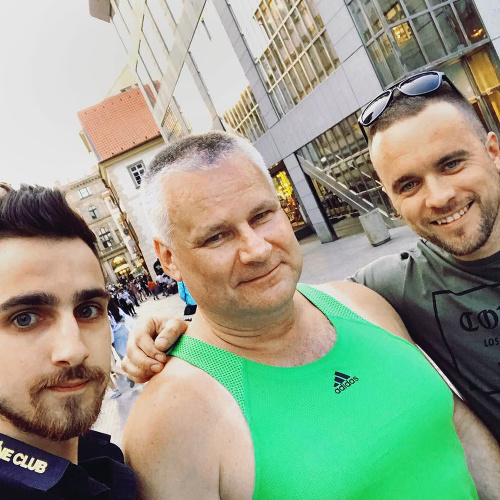 Fotka s fanúšikmi - Selfie s vrahom na Václavskom námestí? Prečo nie.