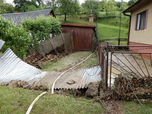  Prietrž mračien spojená s krupobitím spôsobila v obci Kvakovce vo Vranovskom okrese viaceré škody.