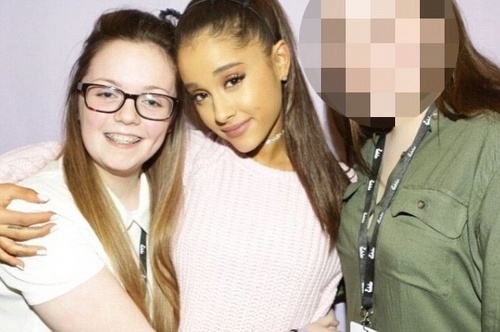 Georgina († 18, vľavo) sa so svojím idolom - Arianou Grande stretla už v roku 2015.