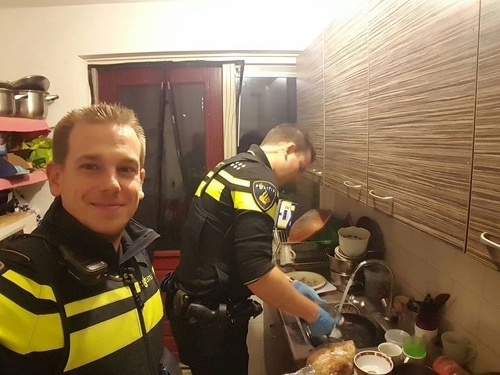 Policajti si stihli spraviť aj selfie.