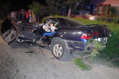 Z tohto auta hasiči vyslobodili mladého muža, ktorý neskôr v nemocnici zraneniu podľahol. 
