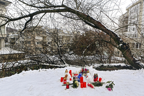 Deti a dospelí priniesli na miesto tragédie sviečky a kvety.