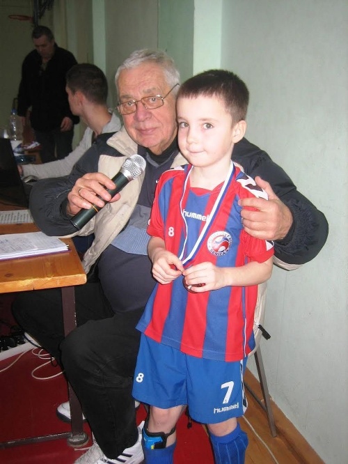 Janko sa s komentátorskou hviezdou odfotil počas detského futbalového turnaja v Dolnom Kubíne. 