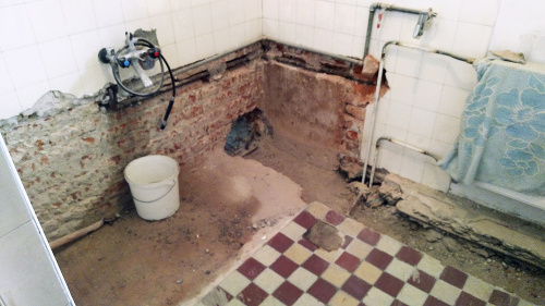 Vyhodená vaňa - majiteľ nemohol veriť vlastným očiam, jeho kúpeľňa je bez vane.