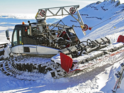 Zjazdovku musí upravovať špeciálne snežné vozidlo s výkonom a oceľovým lanom. 