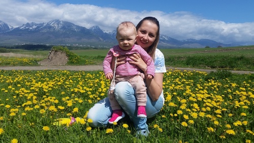 Vierka (24) s dcérkou Nelkou (1) sa pod Tatrami ocitli na krásnom koberci z púpav.