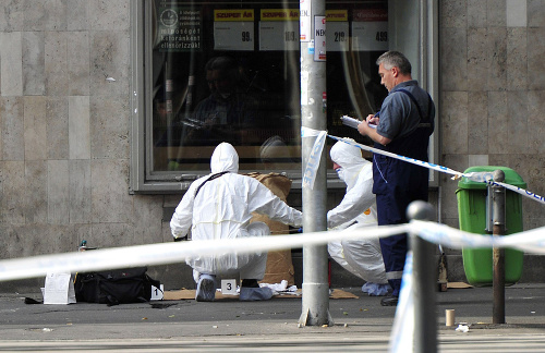 Policajní forenzní experti prehľadávajú miesto sobotňajšieho večerného výbuchu v centre Budapešti.