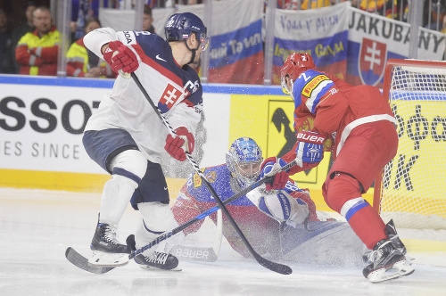 Na snímke vľavo kapitán Vladimír Dravecký  (Slovensko), Arťom Zub a brankár Andrej Vasilevskij (obaja Rusko).