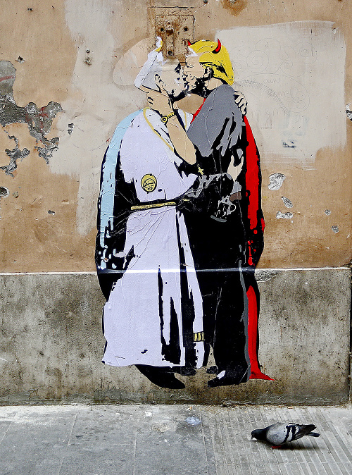 Na maľbe sa pápež bozkáva s Trumpom.