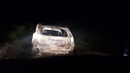 Pri tomto zhorenom aute policajti našli obhoreného neznámeho muža. 