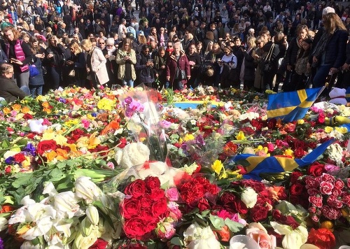 Švédsko si uctilo pamiatku obetí útoku minútou ticha.